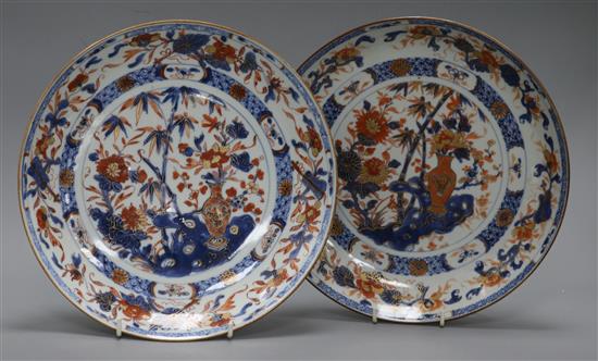 A pair of Chinese Imari dishes, Qianlong period diamter 27.5cm